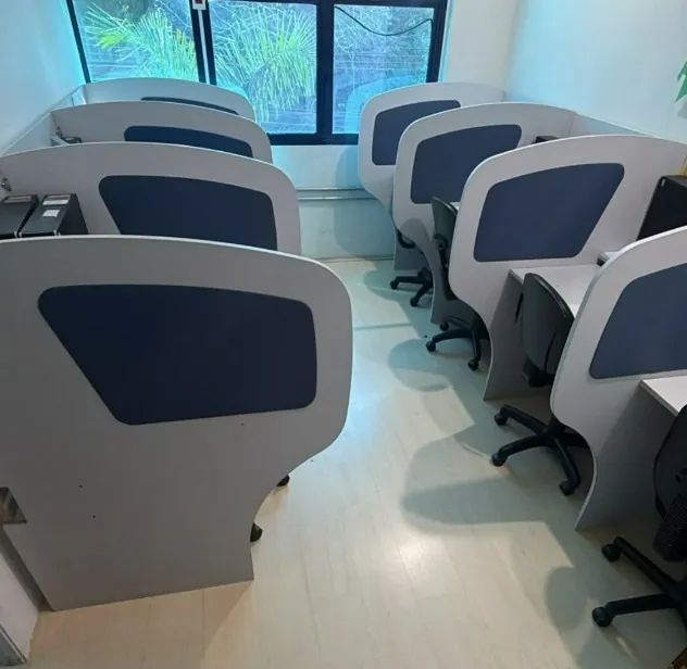 Mesa e cadeira para call center