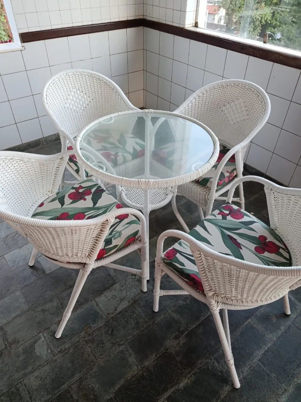 Conjunto de vime branca com 1 mesa e 4 cadeiras - Foto 2