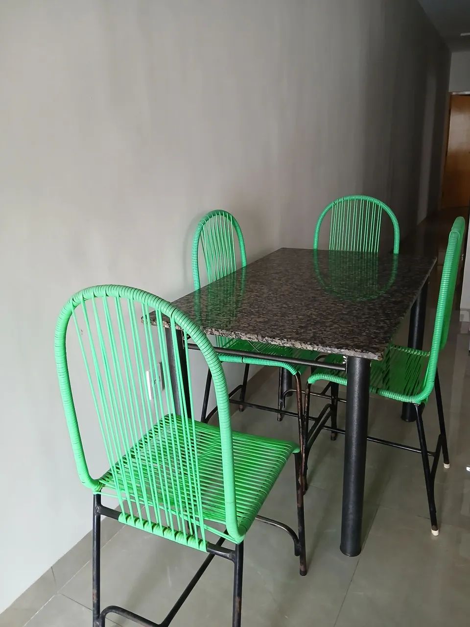 MESA DE MÁRMORE 4 CADEIRAS FIBRA - Foto 4