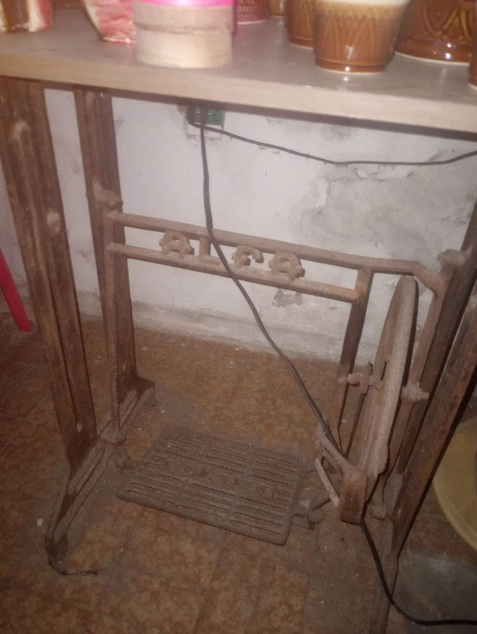 Pé de máquina antiga  - Foto 3