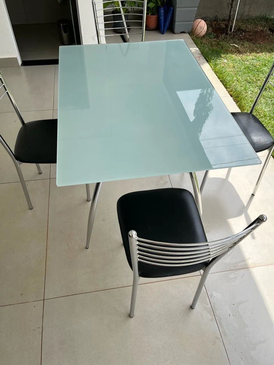 Mesa de vidro com quatro cadeiras inox  - Foto 5