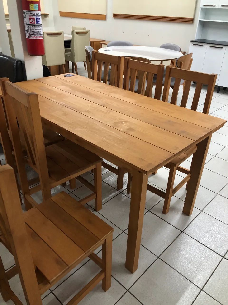 Mesa de madeira com 6 cadeiras NOVA - Foto 3