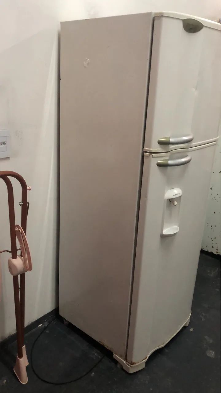 Vendo geladeira com defeito - Foto 3