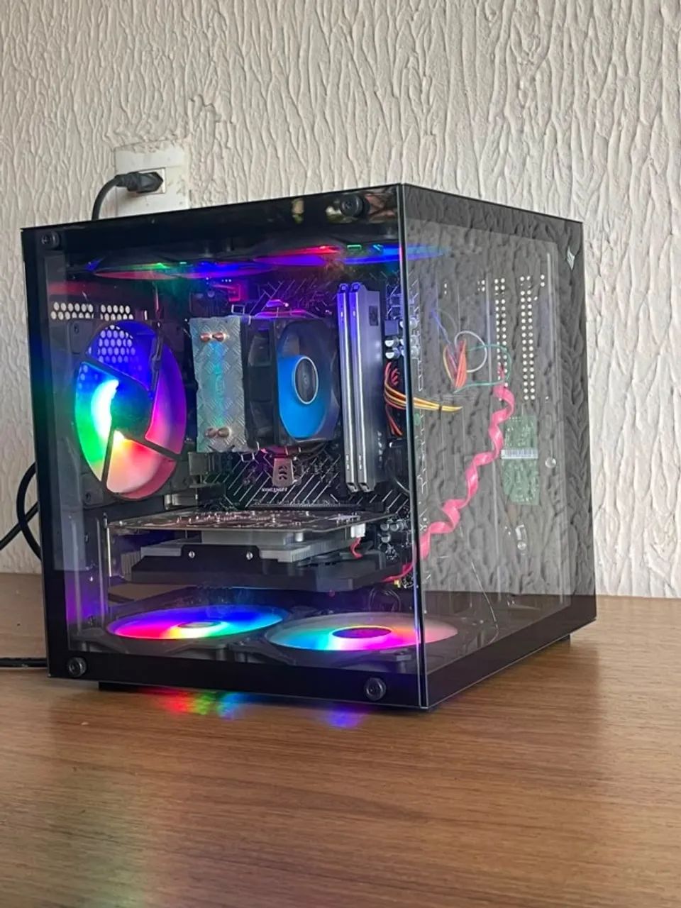 Pc gamer i7 + 16g de ram + placa de video. 