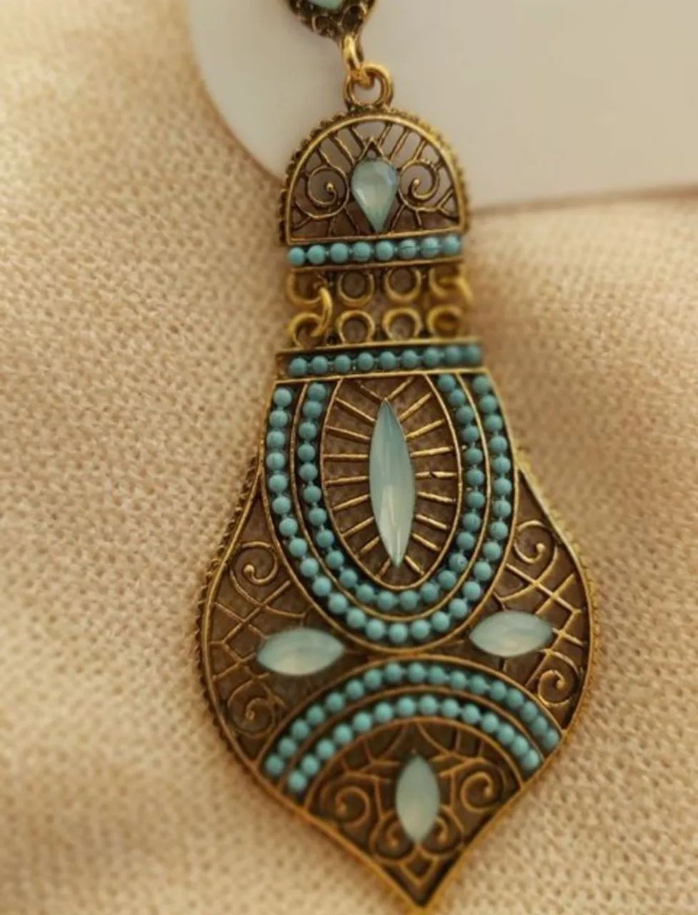 brinco dourado com azul - Foto 3