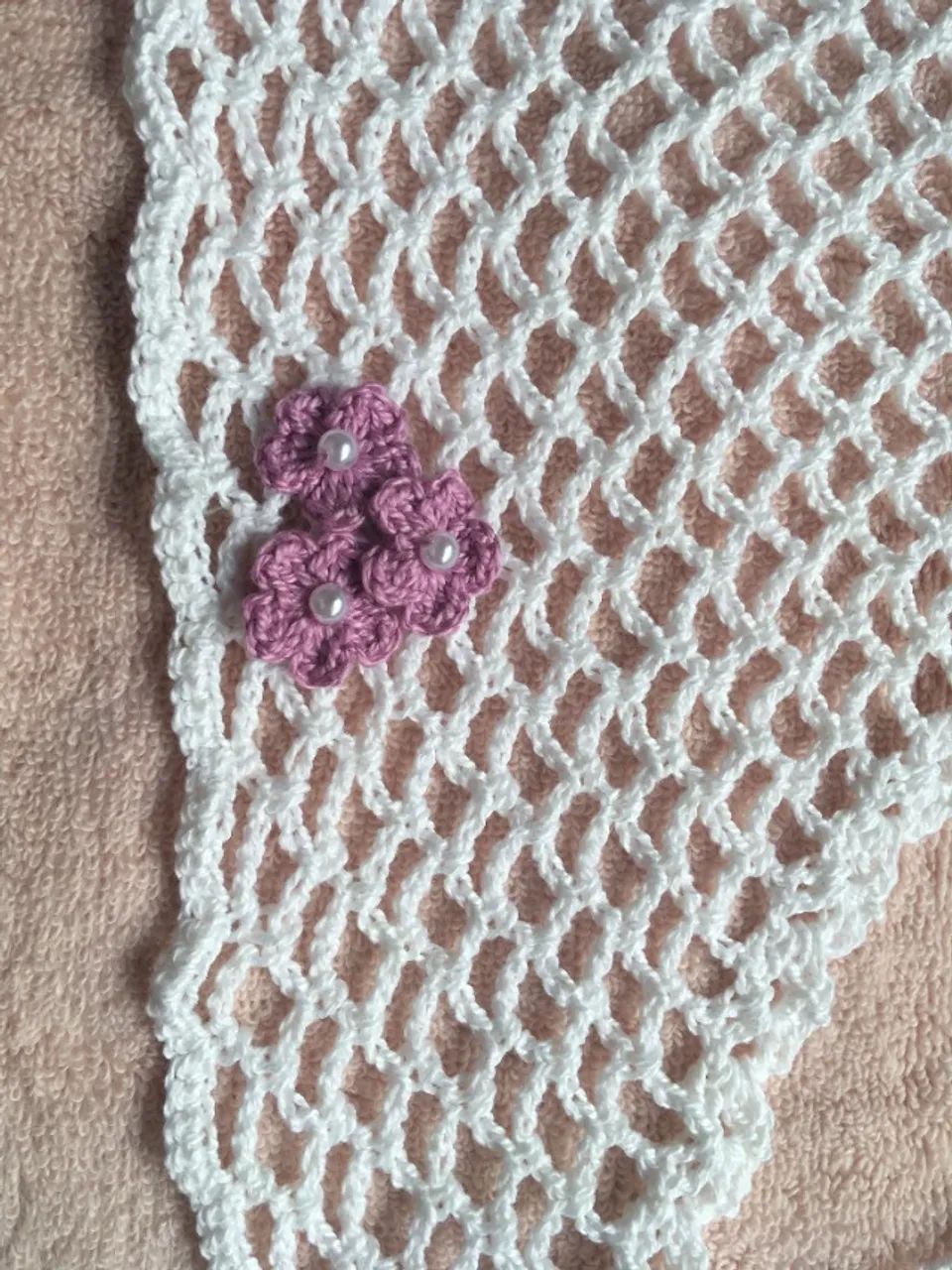 Bandana / Lenço em Crochê Branca com Flores Violeta - Foto 3