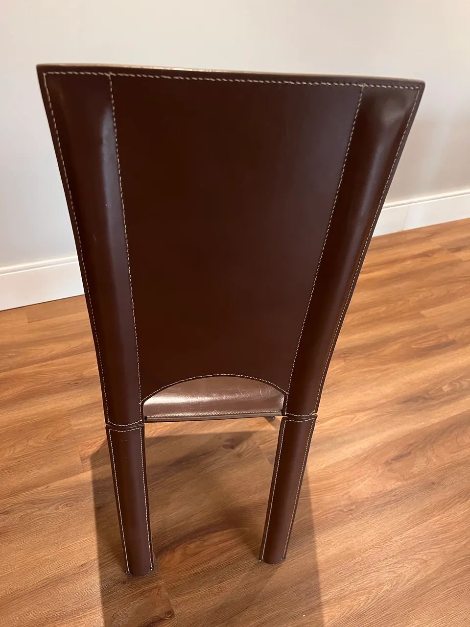 Mesa de jantar de vidro com 8 cadeiras em couro - Foto 2