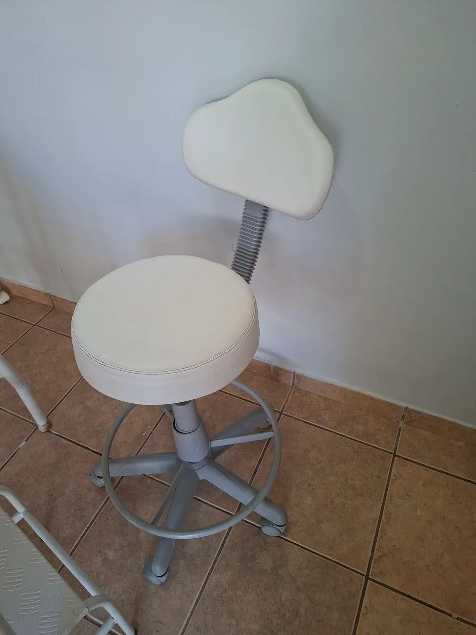 Vendo cadeira para estética. Usada em ótimo estado.