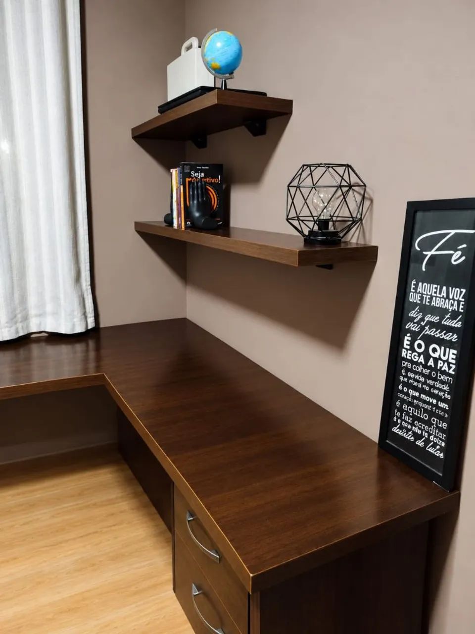 Mesa de escritório com prateleiras (Mdf duplo)