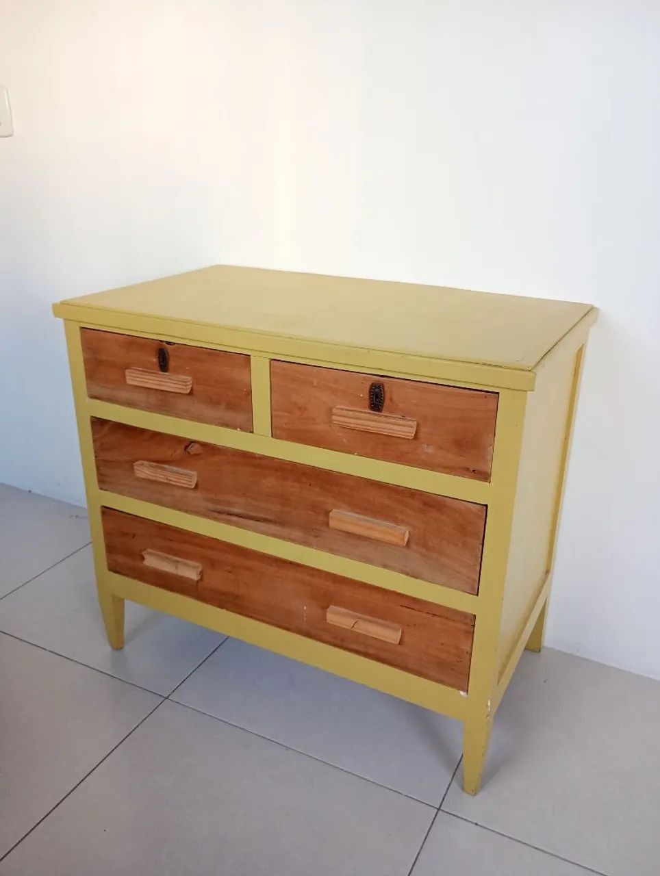 Cômoda de madeira 