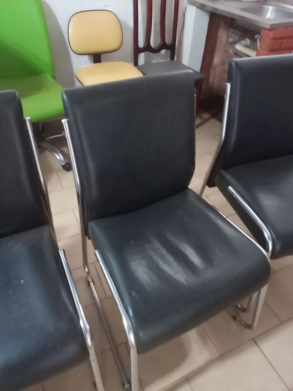 Desapego 5 cadeiras por 100 reais - Foto 2