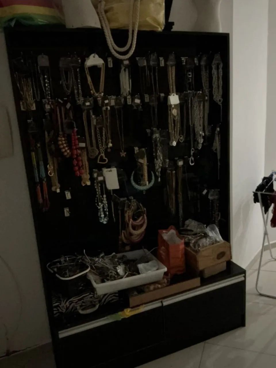 Armário expositor com painel canaletado com gavetas MDF e ganchos