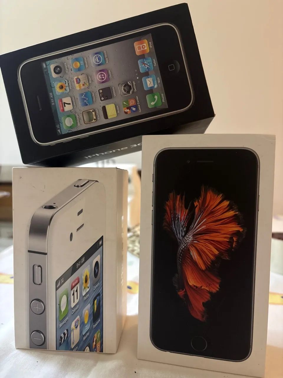  Caixas de iPhone 3G S,  4 S e 6 S