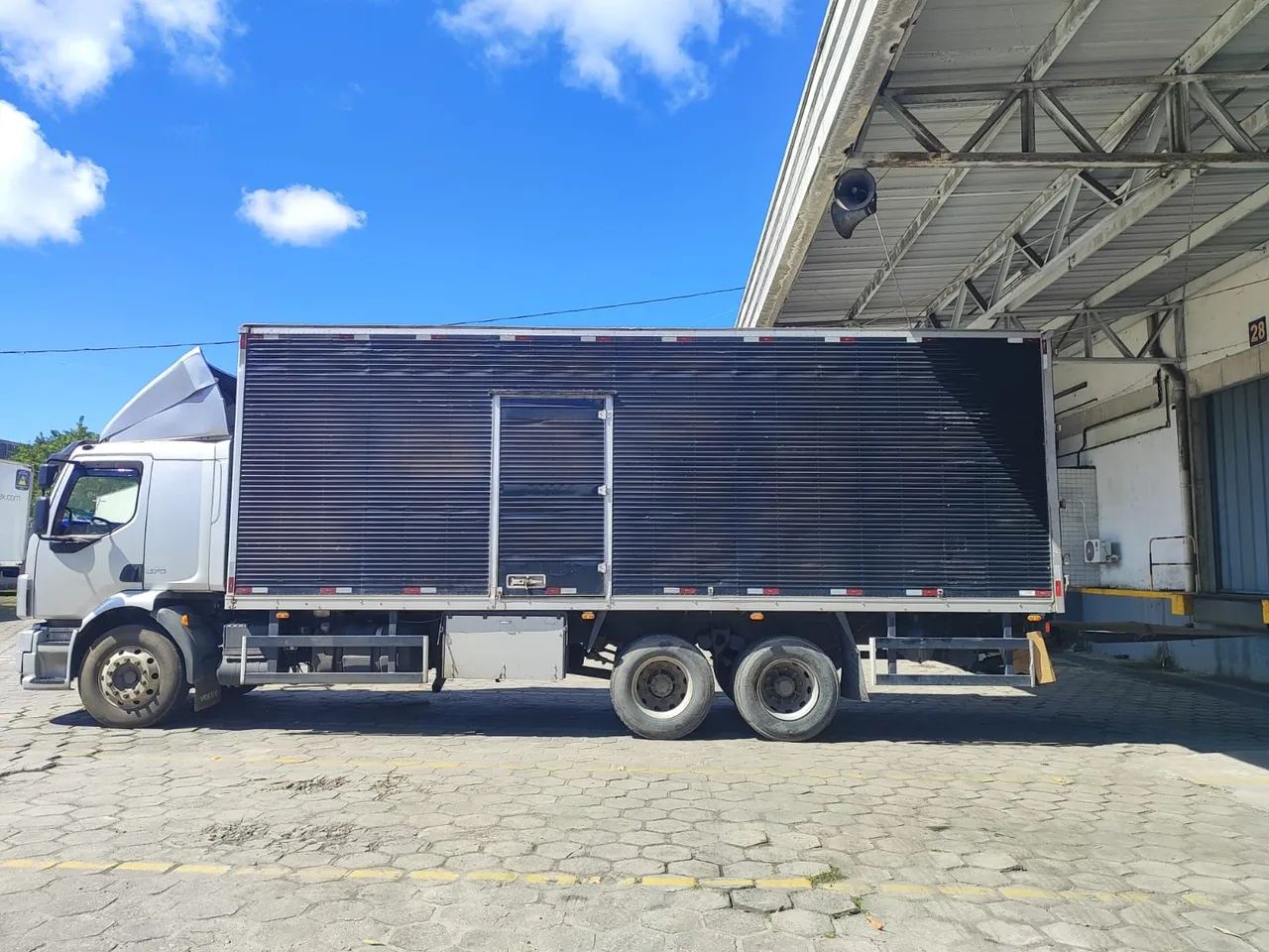 CAMINHÃO VOLVO VM 270 PRATA 2013 BAÚ E COM PLATAFORMA ELEVATÓRIA - Foto 3