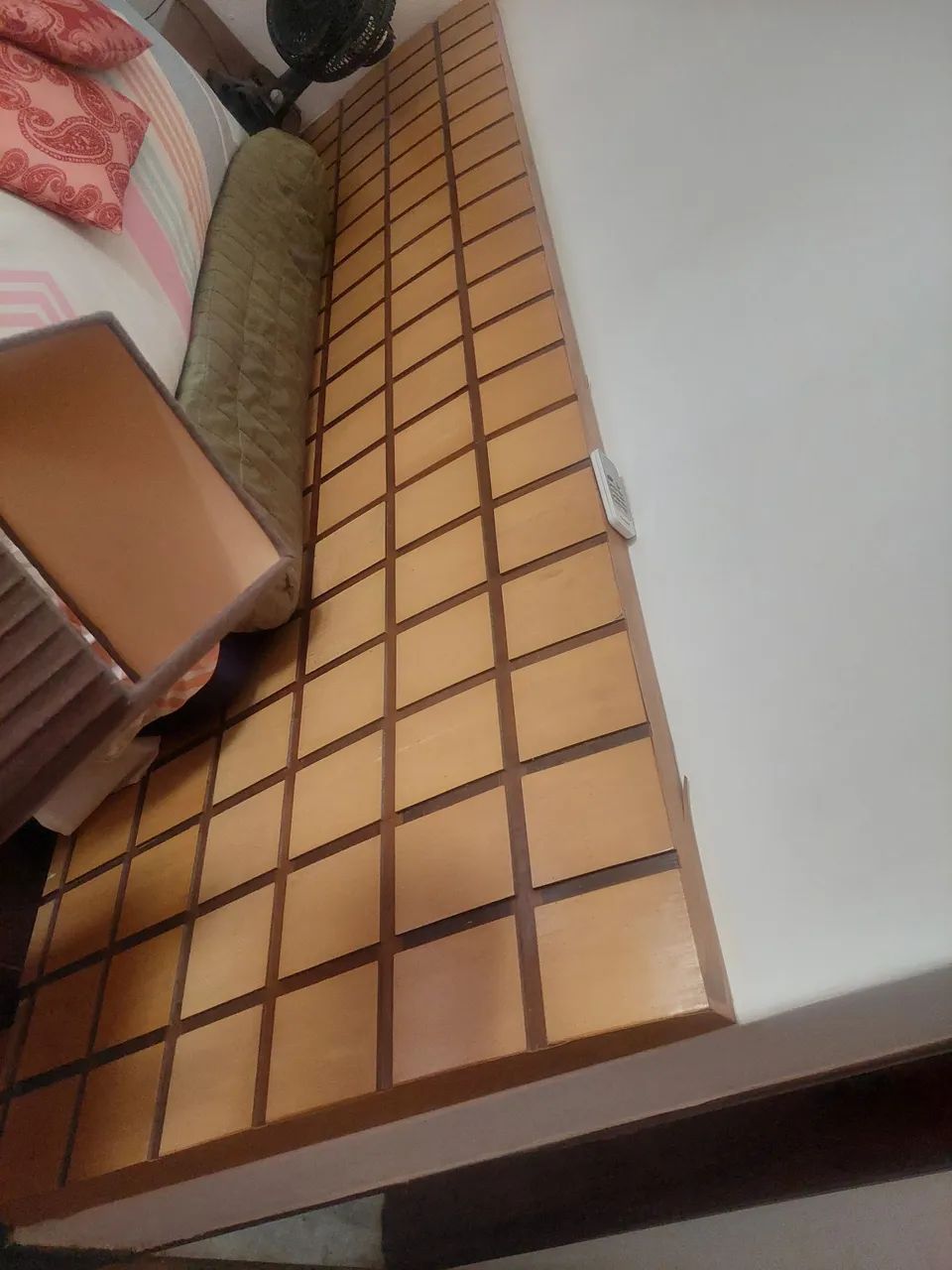 Vendo cabiceira  de cama   em madeira  mede 2.80 de comprimento  - Foto 2