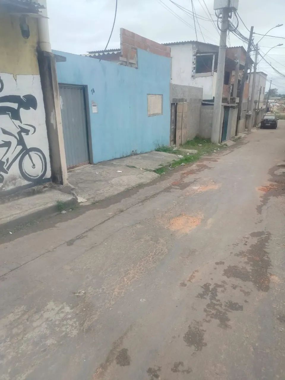 Quintal com 3 casas tudo murado 