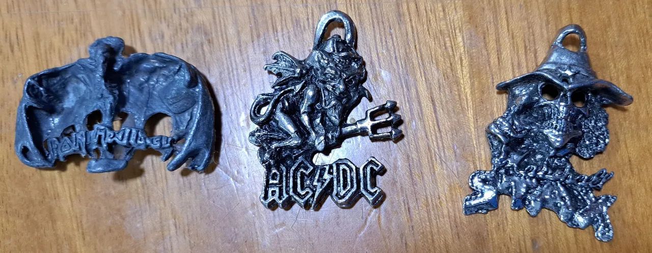 LOTE PINGENTES CAVEIRA - AC/DC & IRON MAIDEN  - Foto 3