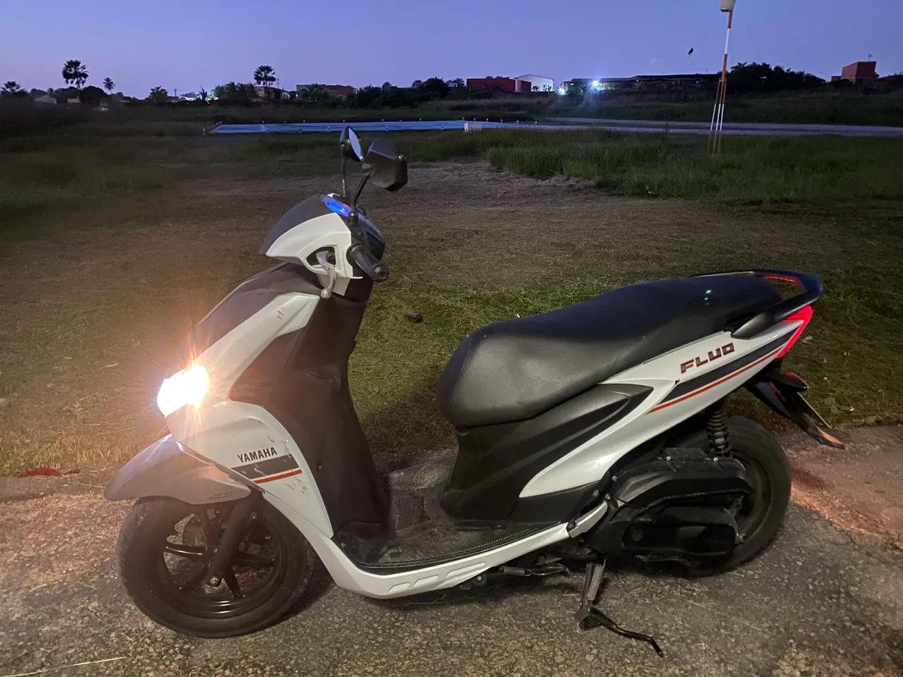 YAMAHA FLUO 125  - Foto 3