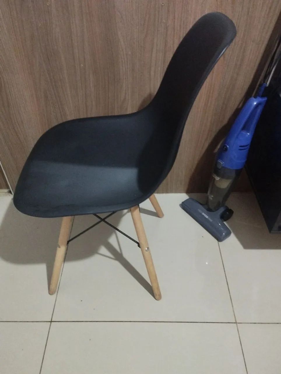 3 Cadeiras modelo Eiffel por 100 reais.