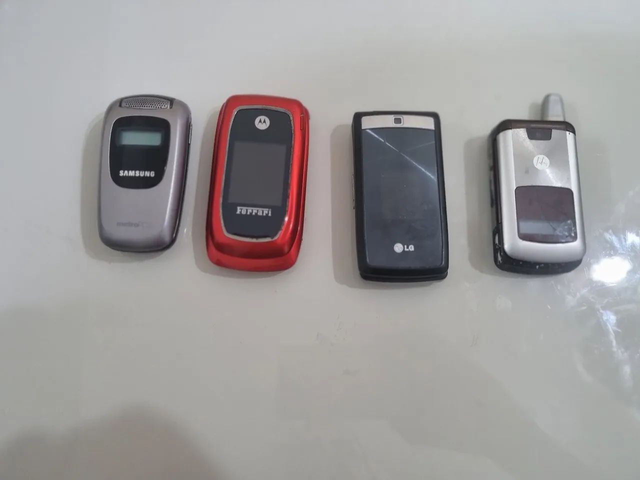 4 telefones antigos 