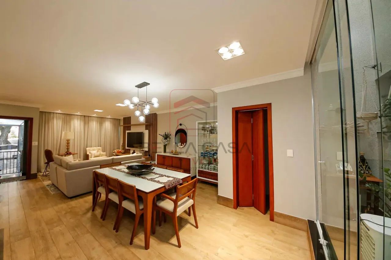 Casa à venda com 220m², 5 quartos e 4 vagas