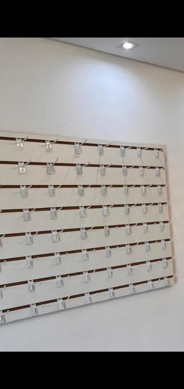 Painel canaletado com pinos para expor produtos