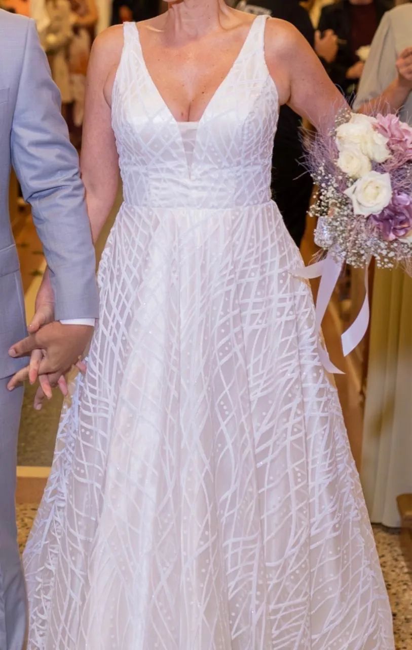 Vestido de Noiva Moderno com Decote ?V?