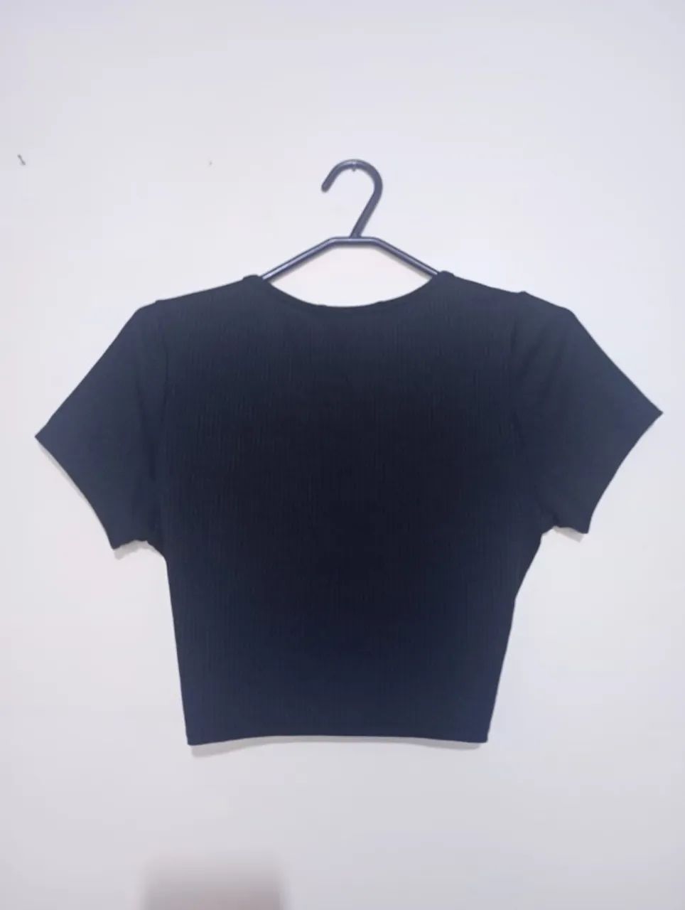 Cropped feminino preto canelado com corrente - Foto 2