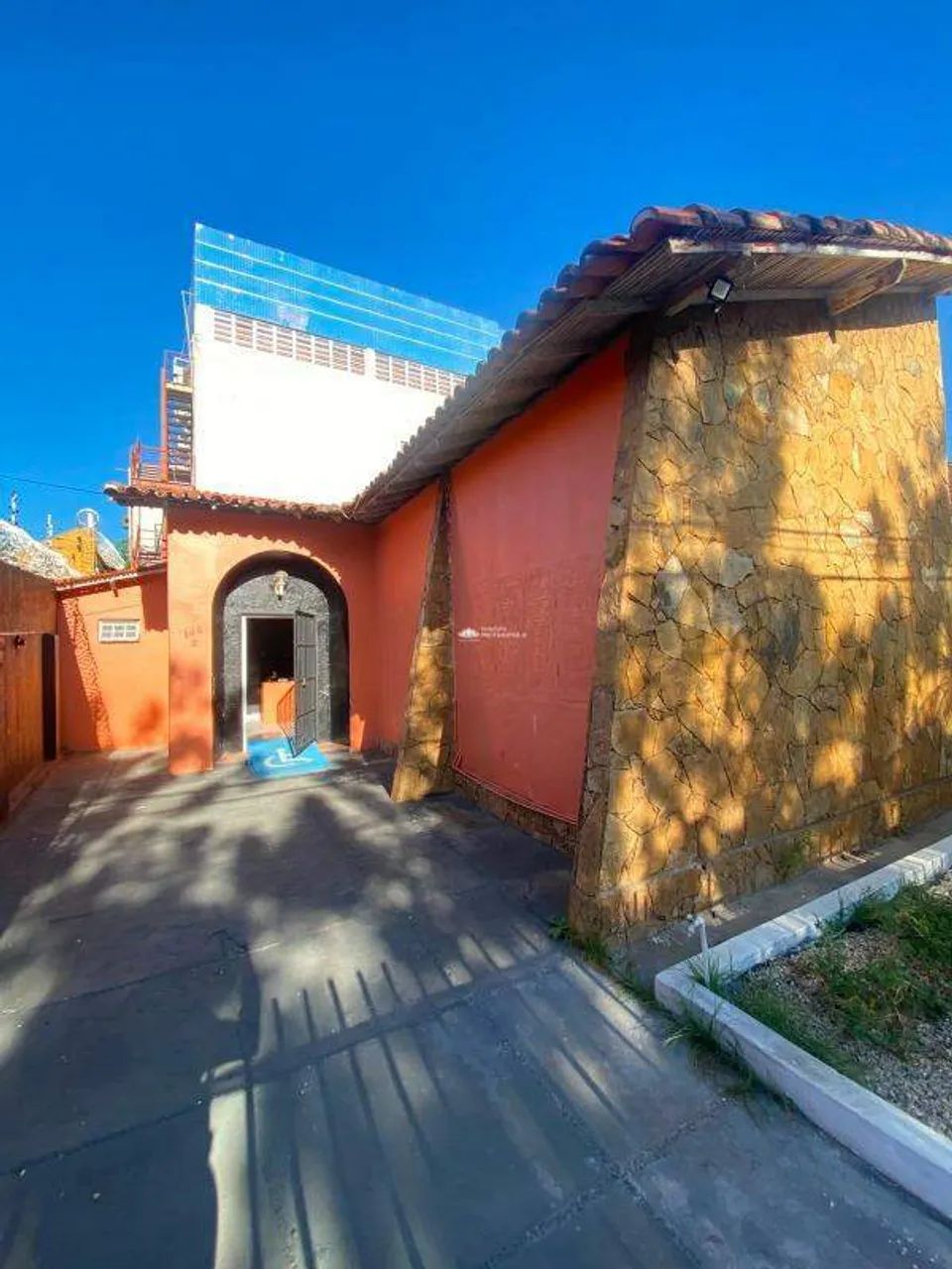 CASA COMERCIAL COM 02 VAGAS DE GARAGEM DESCOBERTA NO CENTRO. - Foto 4