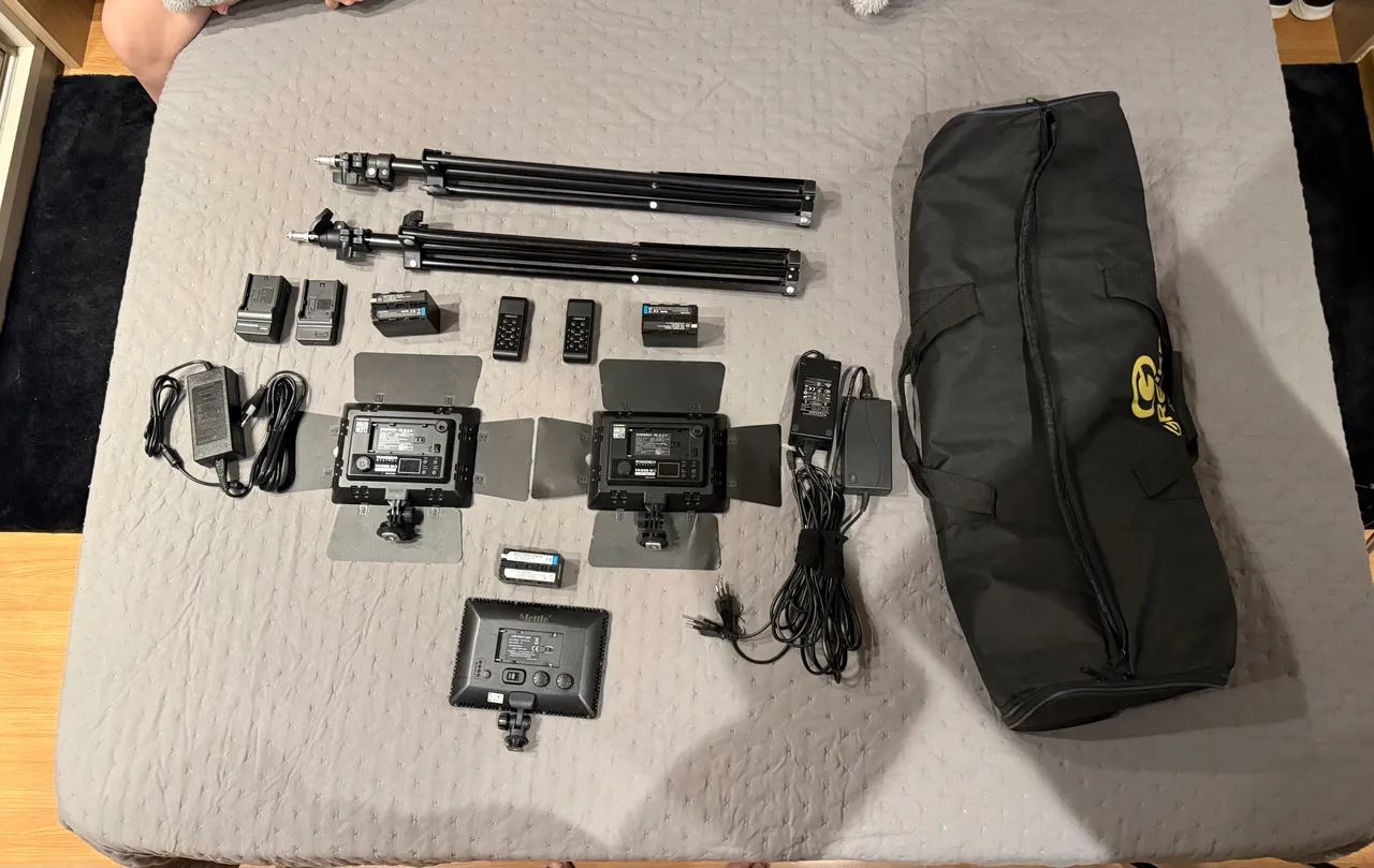 Kit Iluminação Yongnuo YN300 III (2 LEDs + Baterias + Fontes + Tripés) - Foto 3
