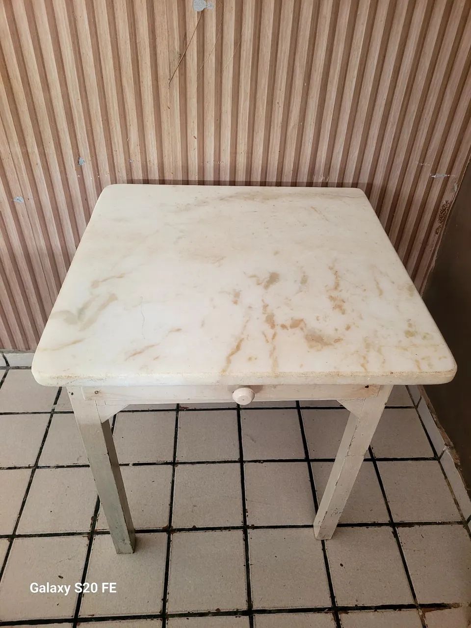 Vendo mesa de estudo base madeira com tampo de mármore  - Foto 2