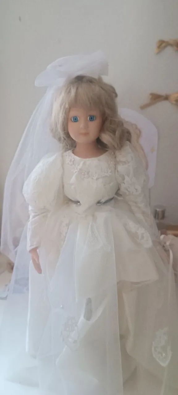 Boneca de porcelana noiva importada  - Foto 2