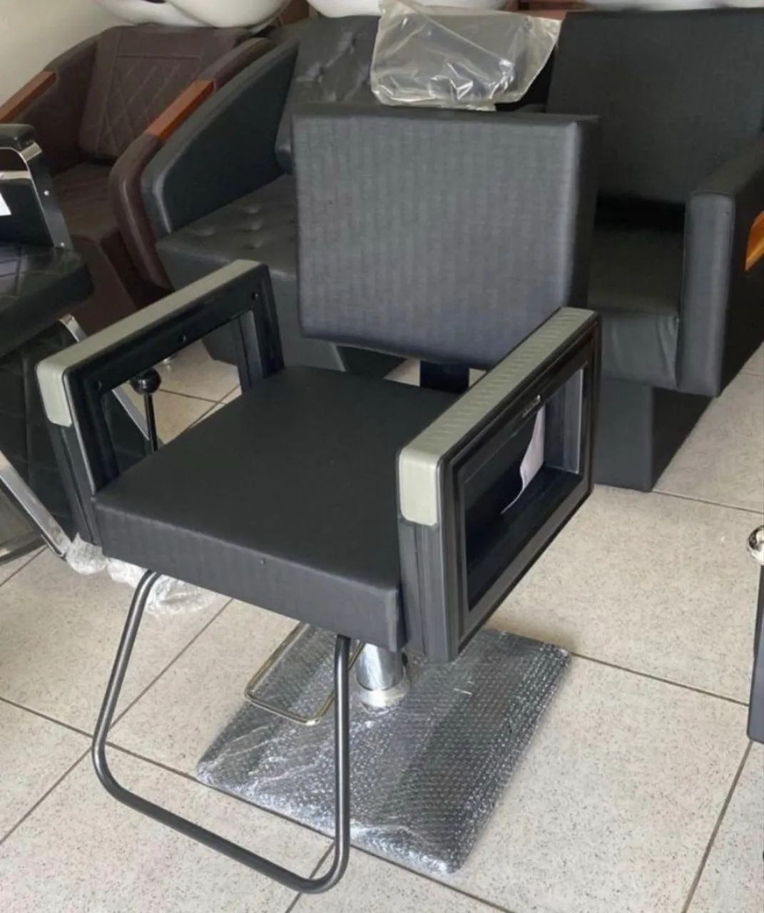 Vendo uma cadeira de salão novíssima 