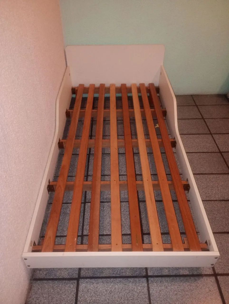 Vende-se cama infantil de madeira maciça  - Foto 2