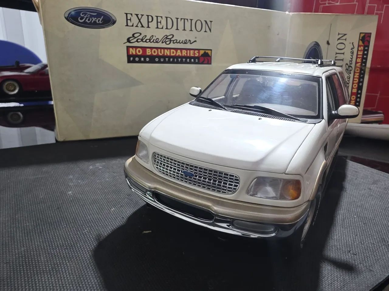 Miniatura 1.18 Ford Explore Expedicion edição limitada EddieBauer UT - Foto 3