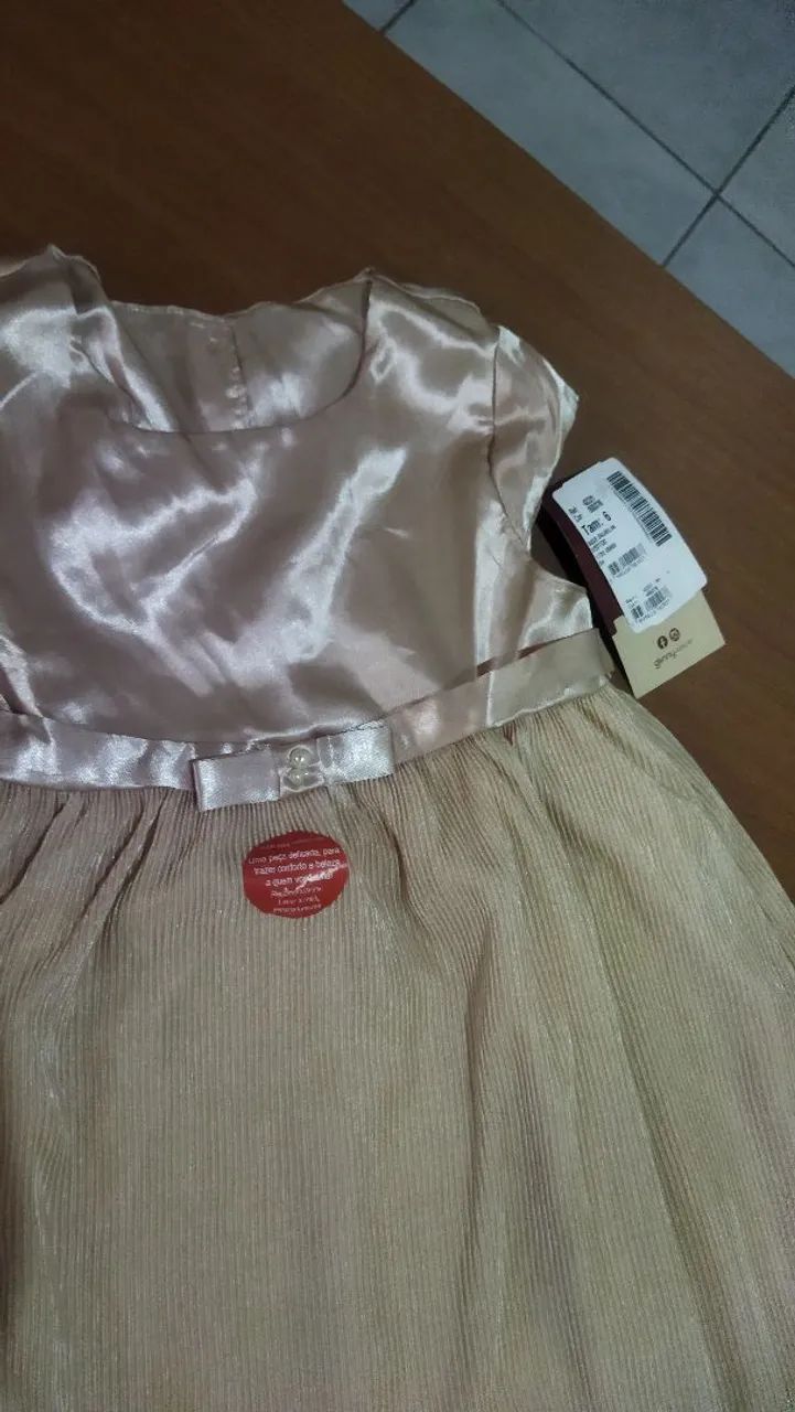 Vestido infantil champanhe lindíssimo cetim saia plissada, lacinho com pedrinha de strass  - Foto 2