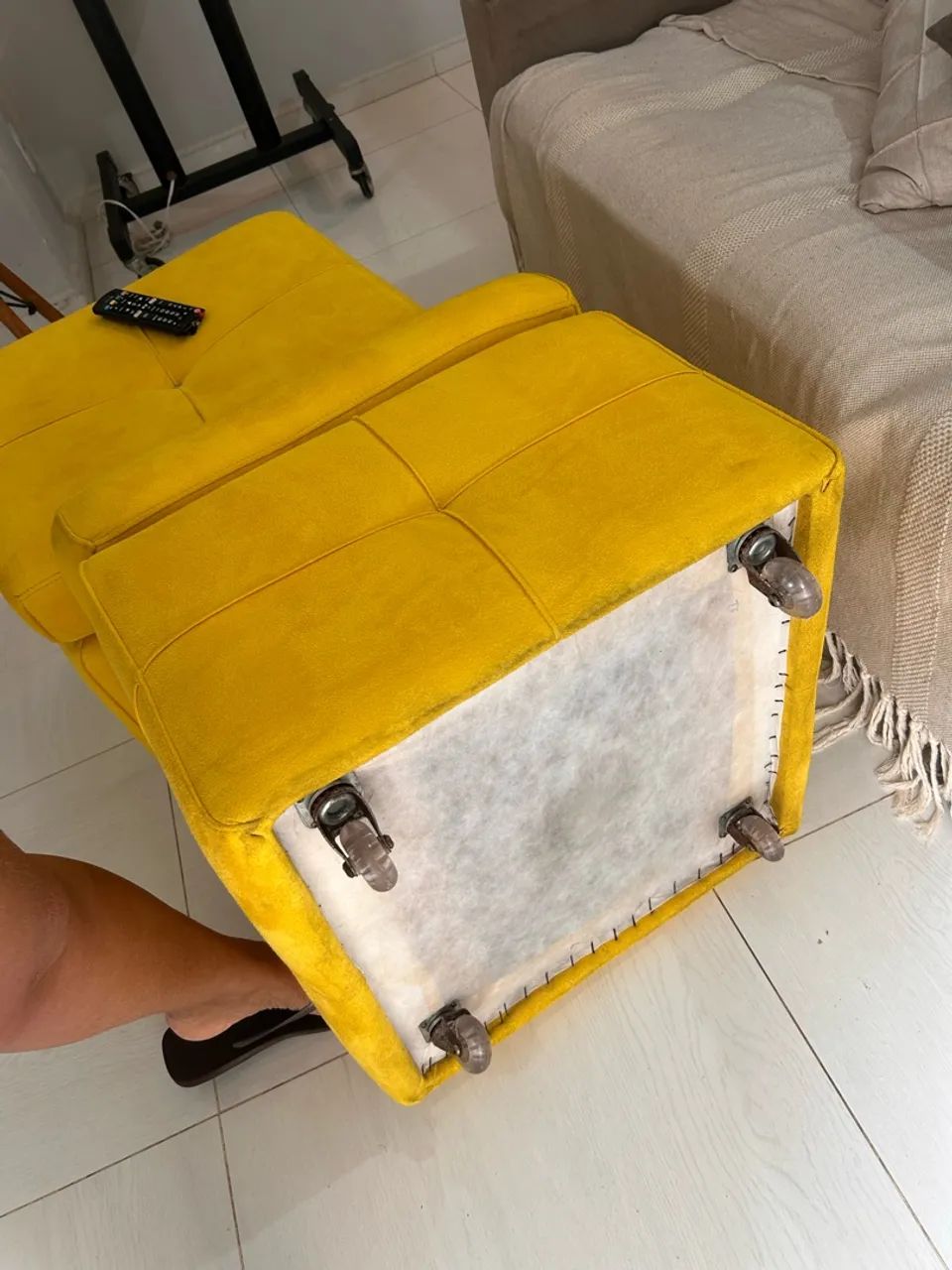 Puff Amarelo em Chenille - 50 x 50 cm