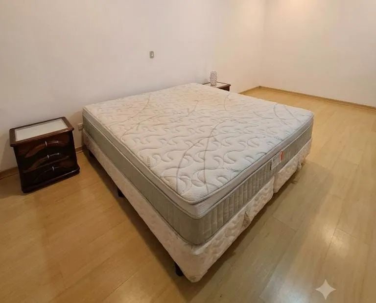 Cama King Size Ecobed + base box + par de criados-mudos