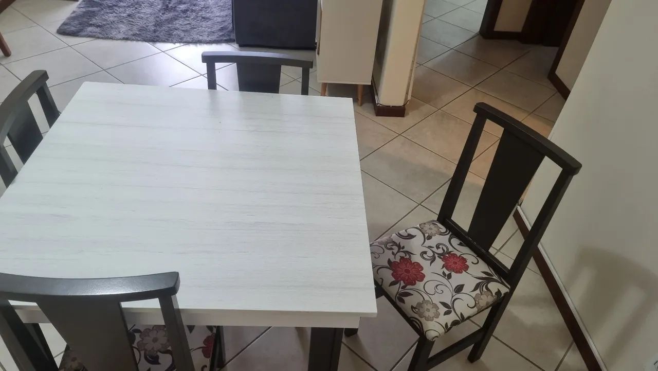 Mesa 4 cadeiras