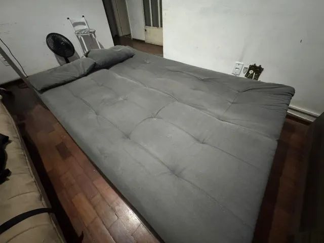 SOFÁ CAMA CINZA MUITO BEM CONSERVADOS, ROBUSTO E RESISTENTE - Foto 3
