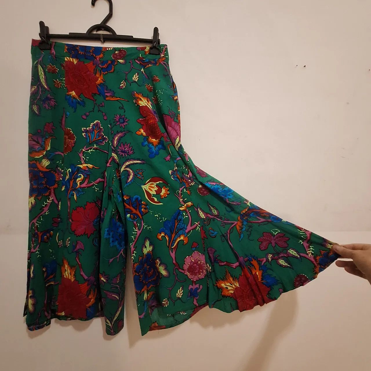 Calça pantacourt da Afghan P veste 40. Perfeita!  - Foto 3