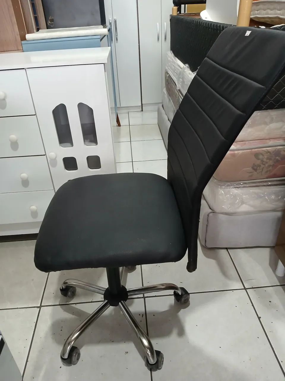 Cadeira hidráulica e giratória reformada  - Foto 4