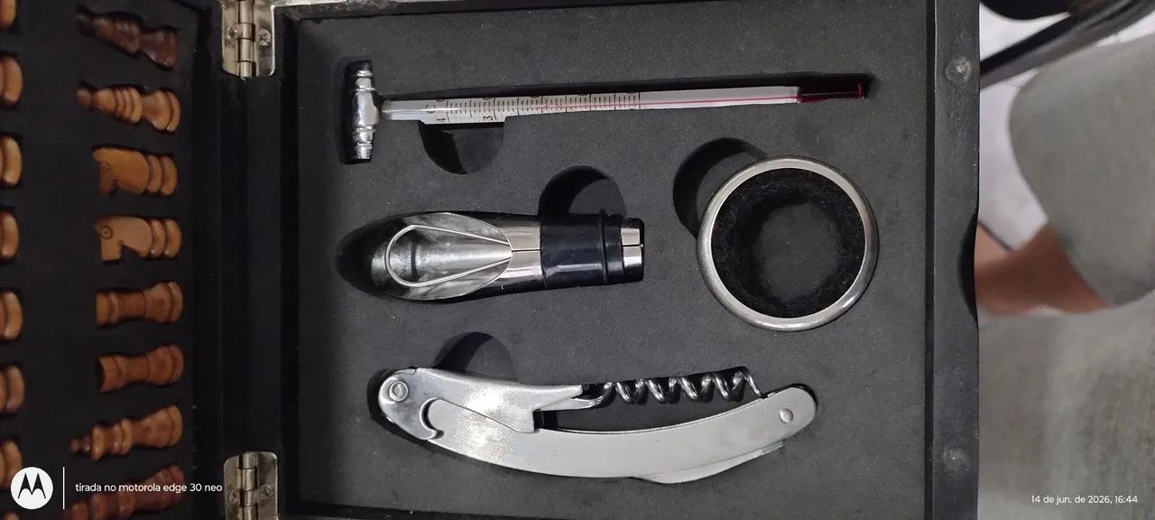 Jogo de xadrez com kit vinho - Foto 3