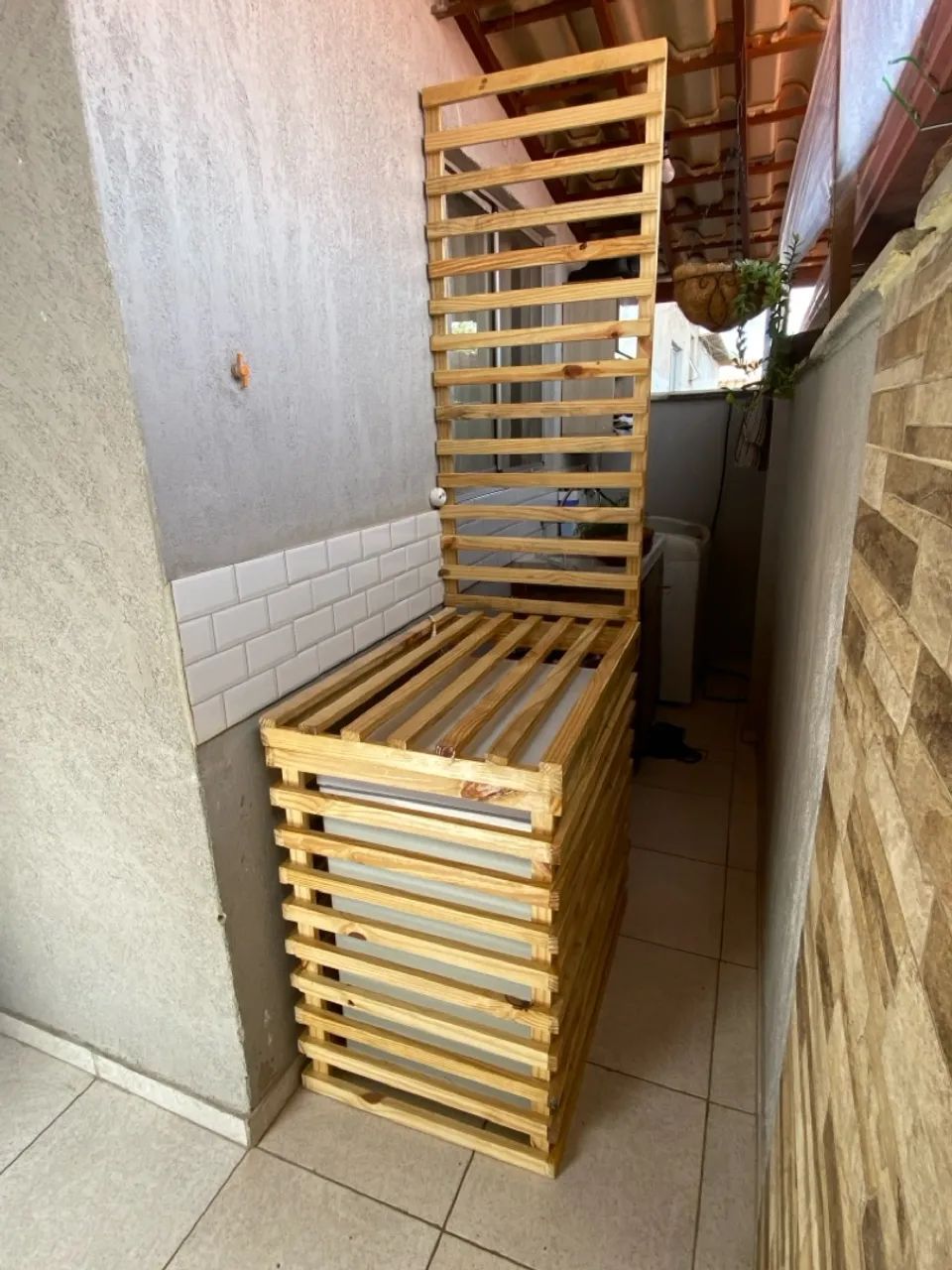 Suporte para freezer com painel ripado em Pinus