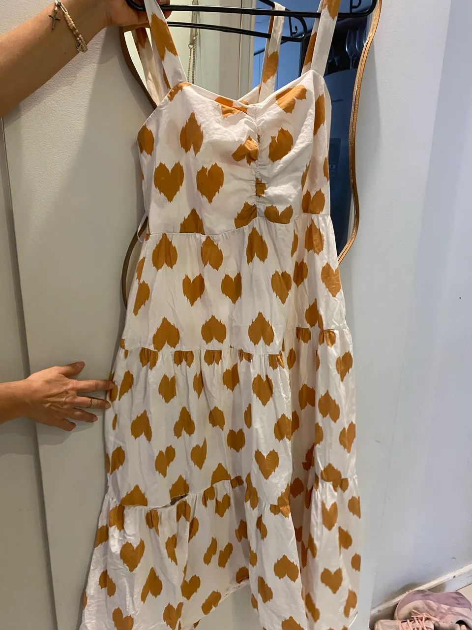 Vestido branco com corações marrons  - Foto 2