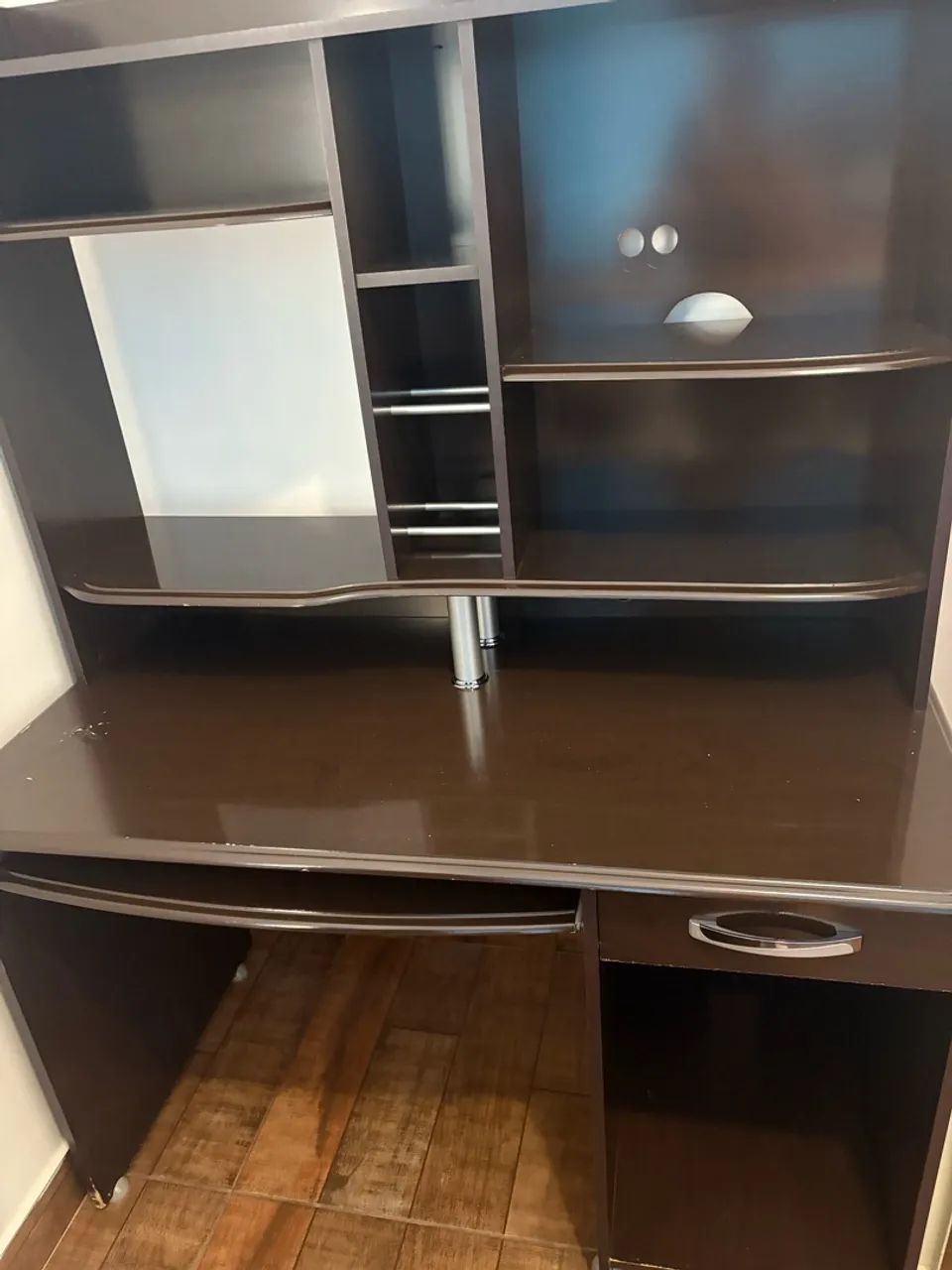 Mesa estante de computador de mogno