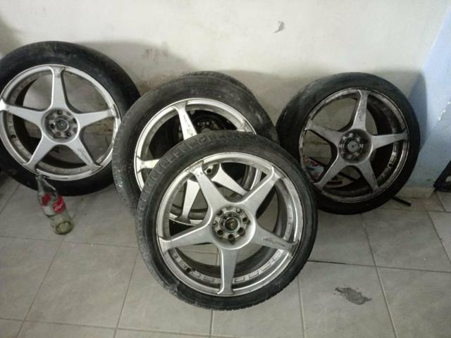 Roda aro 18 com pneu