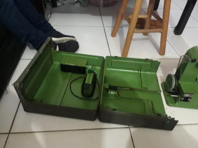 Raridade máquina de costura antiga ELNA completa - Foto 4
