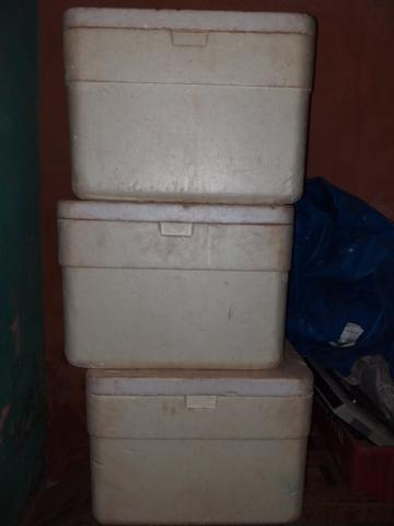 Vendo um conjunto com quatro caixas de isopor todas do mesmo tamanho