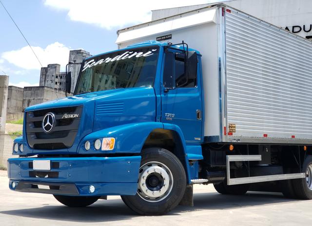 MB Mercedes-Benz atron azul bau